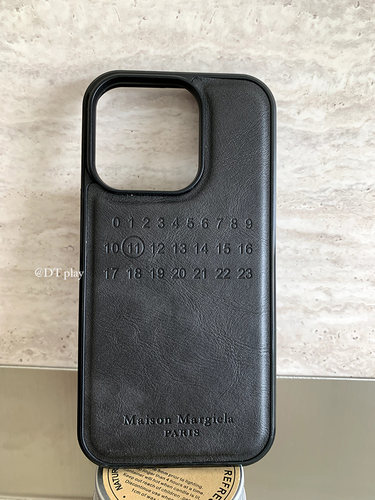 DT play 高级皮质马吉拉风格字母情侣甜酷质感适用于iphone17promax/16/15苹果11/12/14/13华为手机壳保护套 - 图1