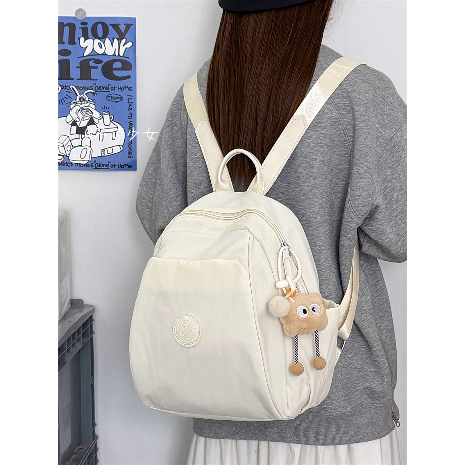 纯色轻便通勤书包女学生小众百搭防水双肩包少女户外旅行登山背包,淘宝优惠券,粉丝福利购,淘宝优惠卷