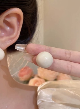 白色珐琅滴釉耳钉设计师款切割圆形耳饰女简约日常百搭通勤气质款