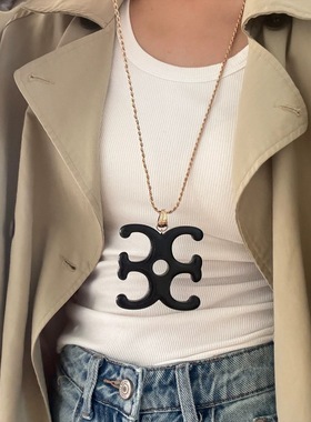 小众设计圆心树脂大logo吊坠项链女轻奢高级感长款初秋毛衣链个性