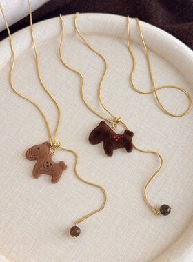 咖色系植绒小马项链女秋冬百搭本命年可抽拉毛衣链小众设计感配饰