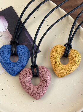 夏日彩色镂空火山石黑绳爱心项链女2026新款爆款长款锁骨链配饰品