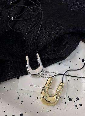 欧美风~小众设计U型马蹄长款项链女黑色皮绳毛衣链高级感秋冬配饰