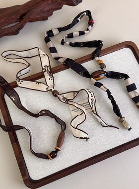 咖色腰花果丝巾项链女2026新款独特设计感配饰简约气质围脖毛衣链