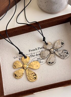 简约几何金属不对称银色花朵项链女蜡绳褶皱花瓣吊坠毛衣链配饰