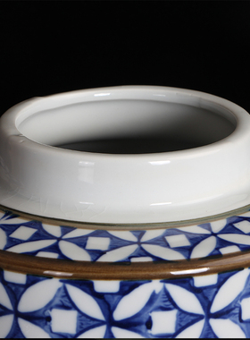 新中式风古典青花釉下彩带盖铜钱