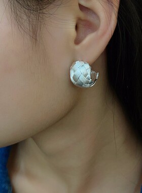 日韩时尚编织格纹C形圈耳钉小众极简线条耳环女金属风高级感耳饰