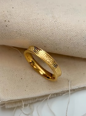 18K/AU750龙鳞爆闪素圈戒指