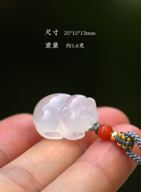 天然高冰玉髓生肖猪吊坠