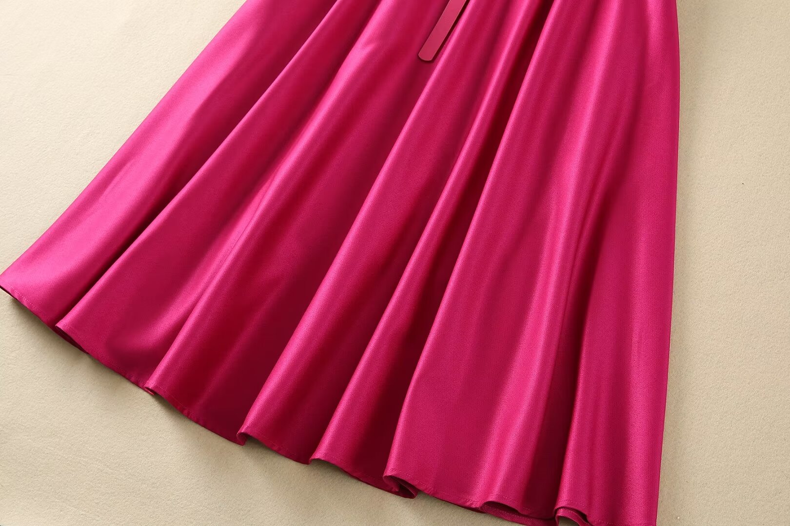 2024年春夏季新款高级感礼服裙子优雅气质V领修身玫红色连衣裙潮