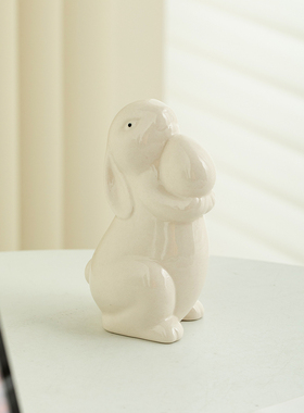 复活节跨境热卖陶瓷仰头抱蛋兔子可爱家居桌面卧室装饰工艺品摆件