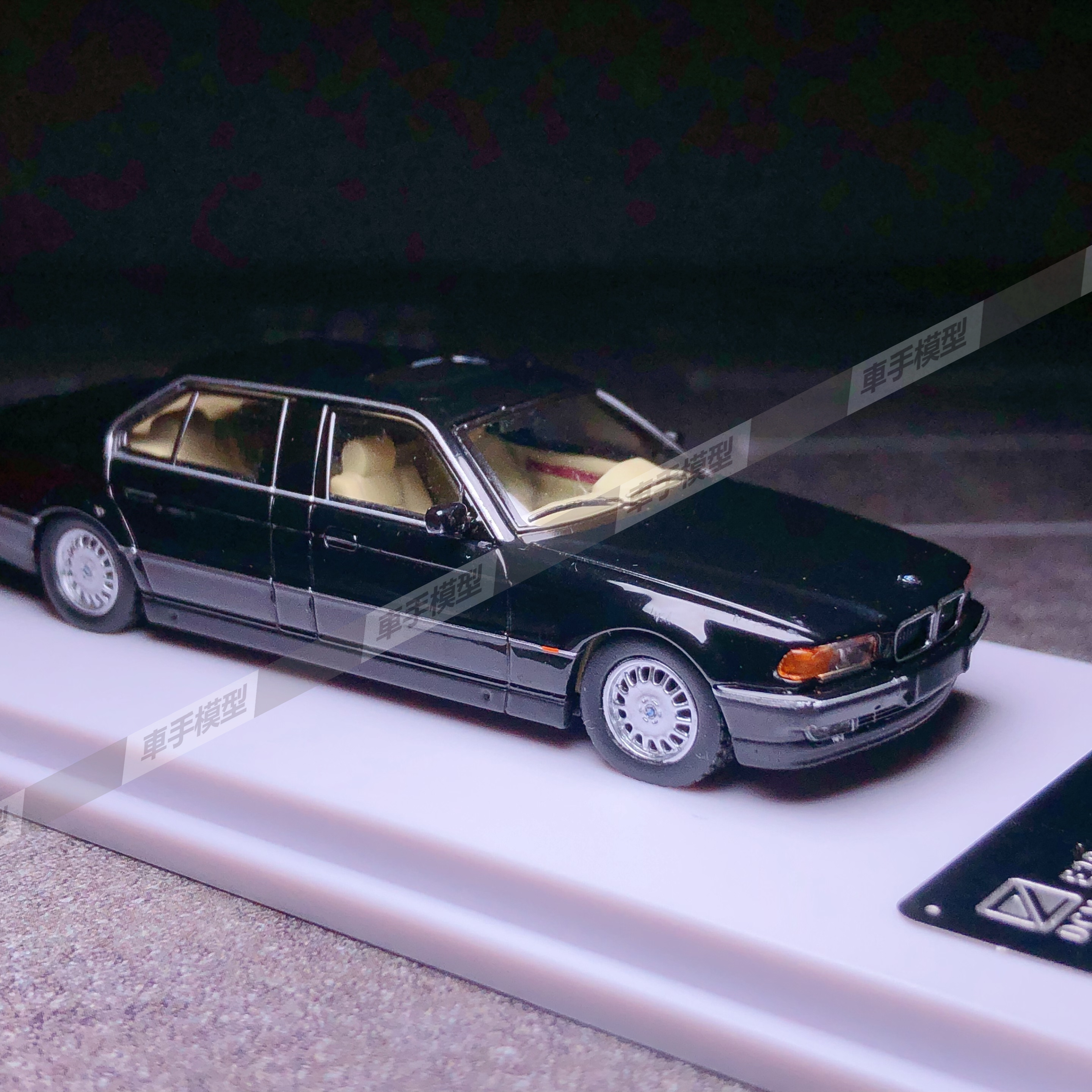 DCM 1/64宝马 BMW E38 7-Series三色黑白银前期版汽车模型-图2