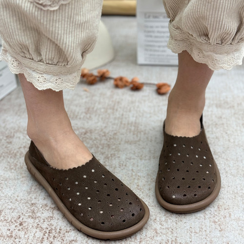 2026新款夏季镂空真皮凉鞋女平底软皮包头洞洞拖鞋防滑妈妈沙滩鞋 - 图1