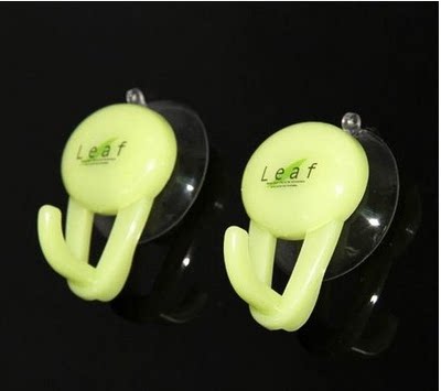 2 packs of hooks, 2 packs of small hooks and strong suction cups