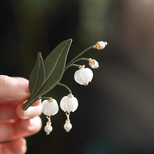 胸针高档女2022年新款手工铃兰花缠花别针配饰 复古胸花大衣配饰