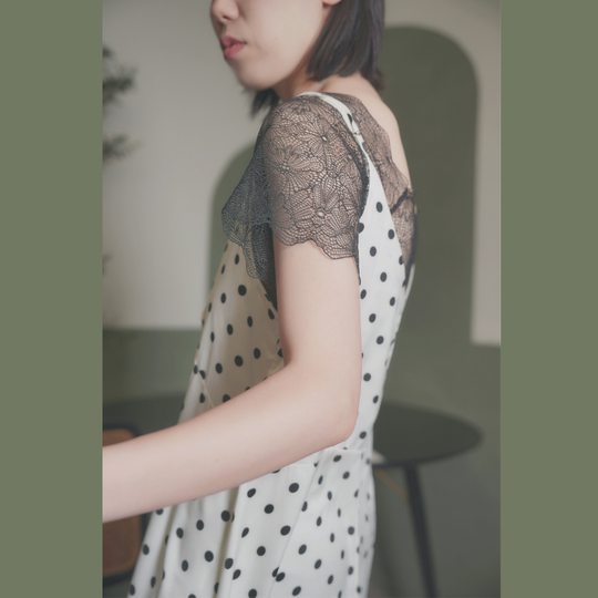 Elegant match for me~ high-end strapless short-sleeved black lace one-shoulder rafting the shoulder base to prevent exposure and cover the shoulders