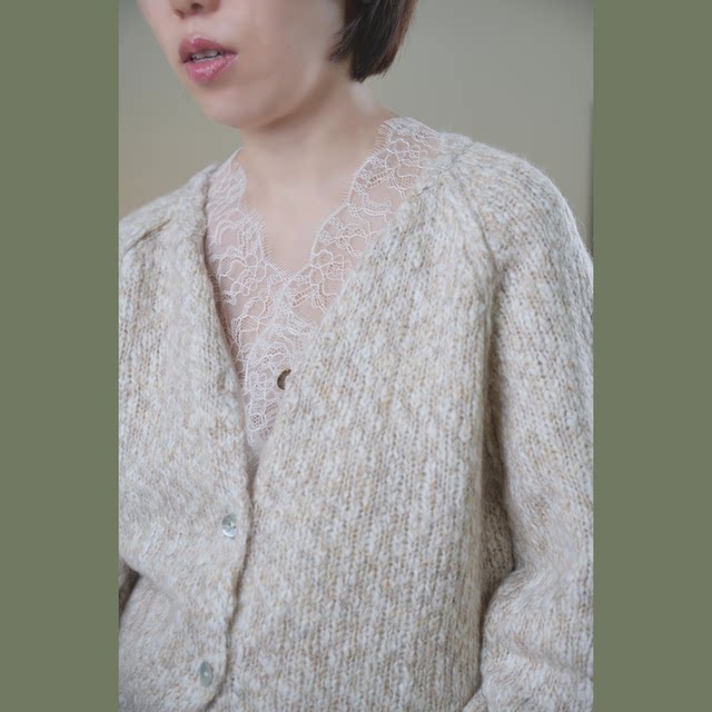 ເສື້ອ lace lace ຄໍ V ແບບ Retreat
