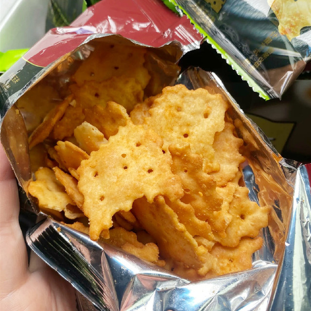 Authentic 1.04KG light crisp biscuits