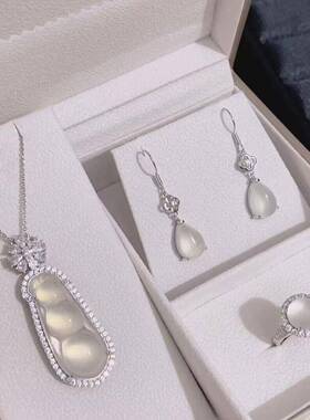 本命年银镶嵌高冰白玉髓福豆套装阳绿玛瑙耳环戒指三件套玉石礼物