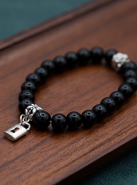 单圈手串带银色小锁挂坠