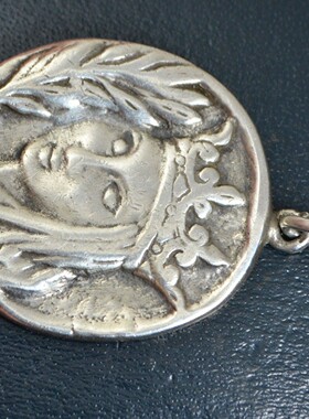 上层精灵的庭院 Art Nouveau法国古董首饰纯银王冠公主浮雕吊坠