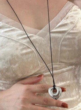 个性ins爱心梳子抽拉黑绳项链女