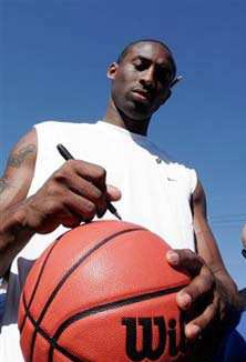 科比签名亲笔 斯伯丁篮球黑曼巴正品NBA比赛专用7号+打气筒