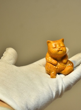 黄杨木雕现代童趣可爱傲娇猫弥勒猫招财猫手把件新款车载盘玩动物