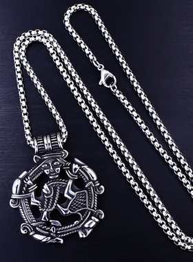 新品欧美跨境设计感复古钛钢人物吊坠复古不锈钢镂空圆牌项链批发