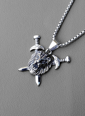 潮牌复古风狮子头插双剑吊坠 男女摇滚饰品钛钢朋克不锈钢项链