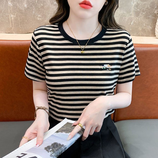 ເສື້ອຍືດແຂນສັ້ນ embroidered Striped ເສື້ອທີເຊີດຂອງແມ່ຍິງວ່າງຄໍຮອບ
