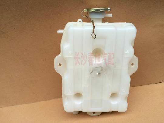 Jiesai is suitable for Jiefang 151 plastic expansion water tank, small water tank, water bottle, auxiliary water tank, water storage bottle