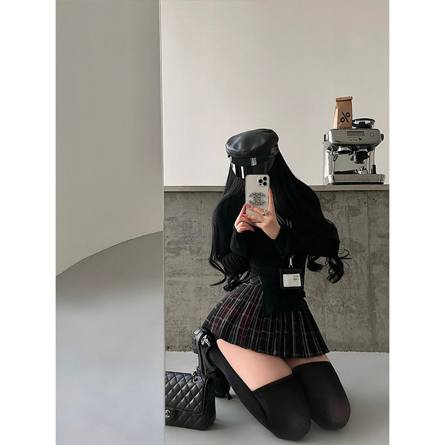 ເສື້ອຍືດແຂນຍາວຄໍສູງ plaid pleated skirt ຊຸດກະໂປງສັ້ນ
