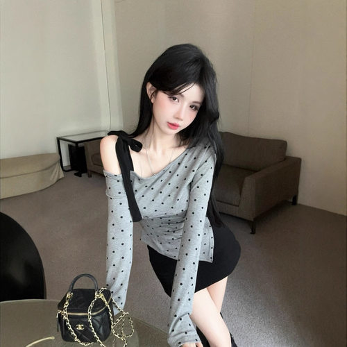 纯欲辣妹设计感灰色波点露肩T恤女秋不规则打底别致斜肩长袖上衣 - 图2