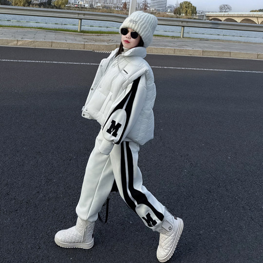 女童冬季洋气时髦套装2025加棉保暖马甲外套休闲加绒卫衣运动裤子