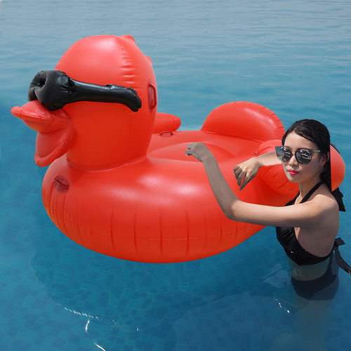 充气大红鸭子坐骑成人水上乐园游泳池大黄墨镜浮床浮排躺椅拍照道 - 图0