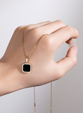 黑色方牌18k镀金项链气质时尚轻奢小众设计2025新款爆款锁骨链女