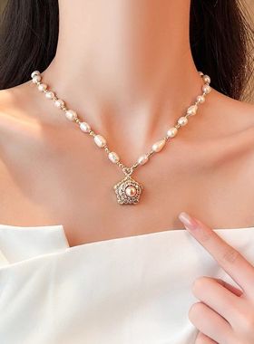 今年流行的珍珠项链旋转