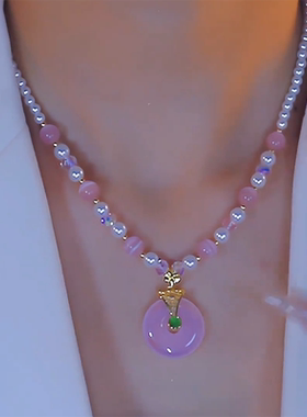 今年流行的珍珠项链浪漫