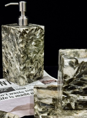 孔雀开屏高级感透光绿钻摆件