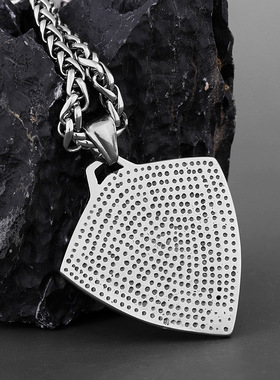 复古嘻哈风三叉戟盾牌钛钢吊坠欧美潮男不锈钢项链吊坠饰品