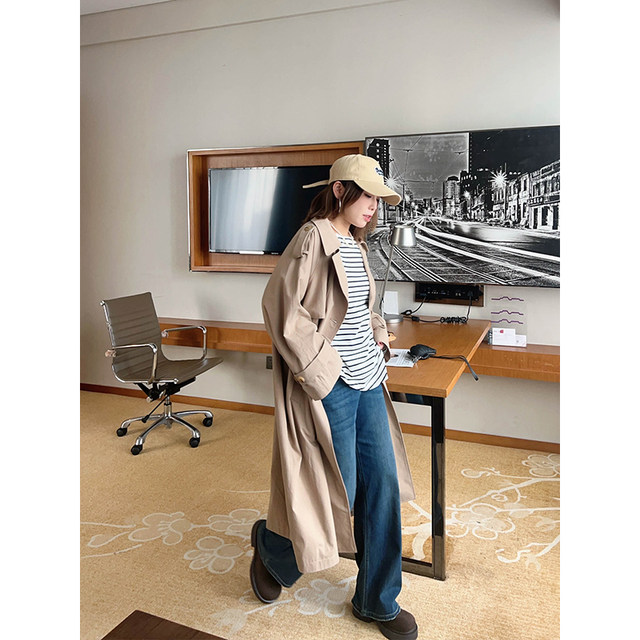 Trench coat with double-breasted silhouette and large lapels