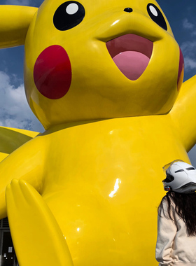 宝可梦皮卡丘卡通公仔玻璃钢雕塑游乐场商场网红店铺装饰大型摆件