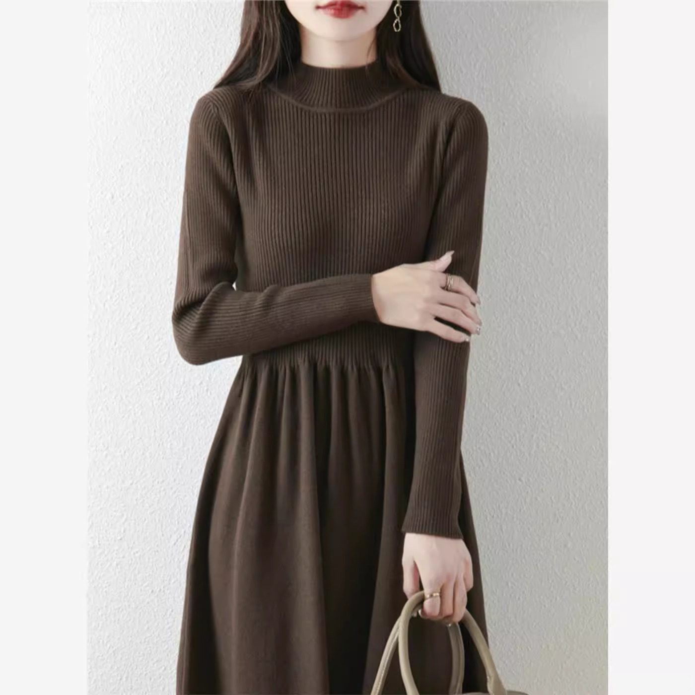 法式设计感配大衣针织连衣裙女2025冬季新款赫本风半高领毛衣长裙,淘宝优惠券,粉丝福利购,淘宝优惠卷