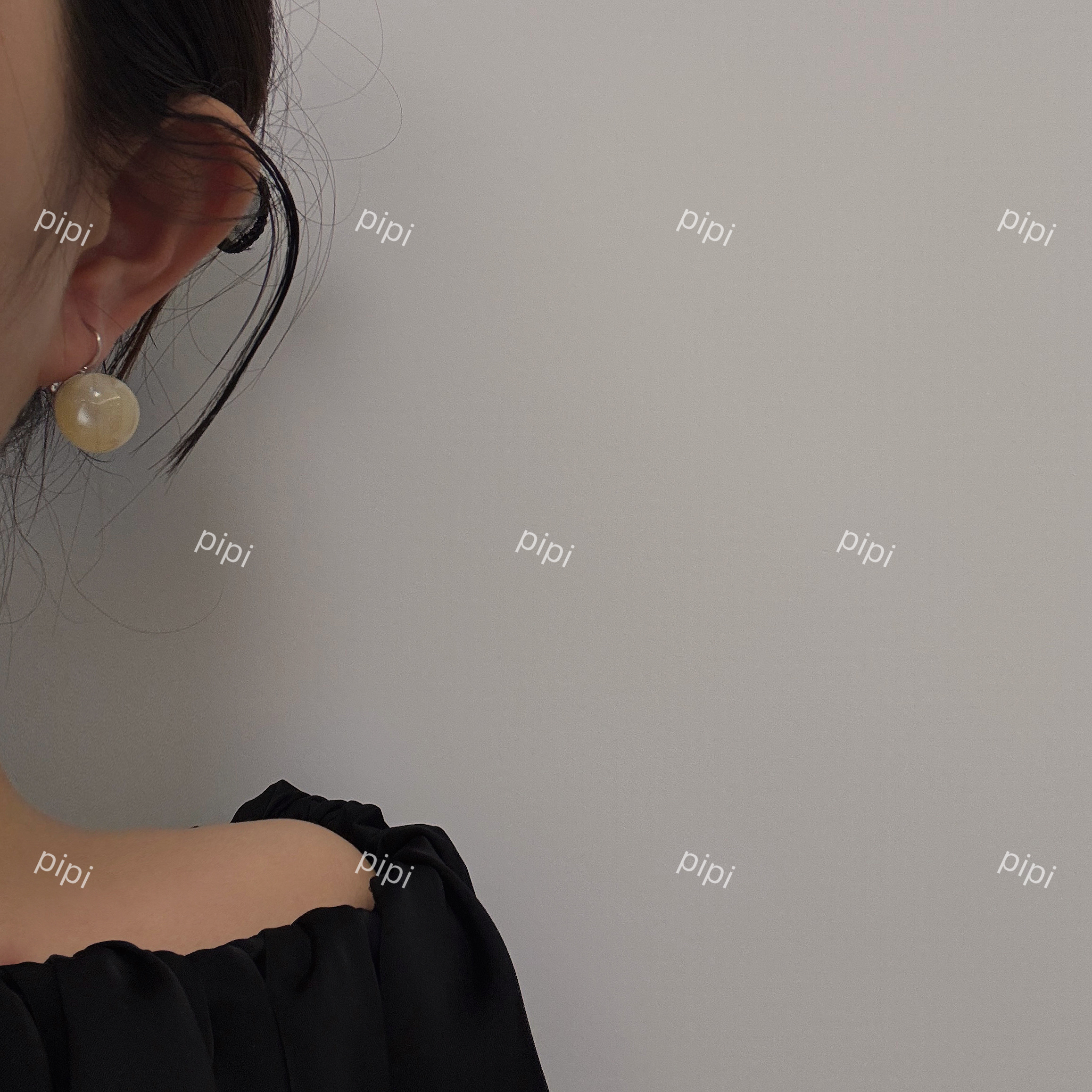 pipi小众设计奶黄色珠光贝壳球球耳环女气质简约耳钉高级百搭耳扣 - 图0