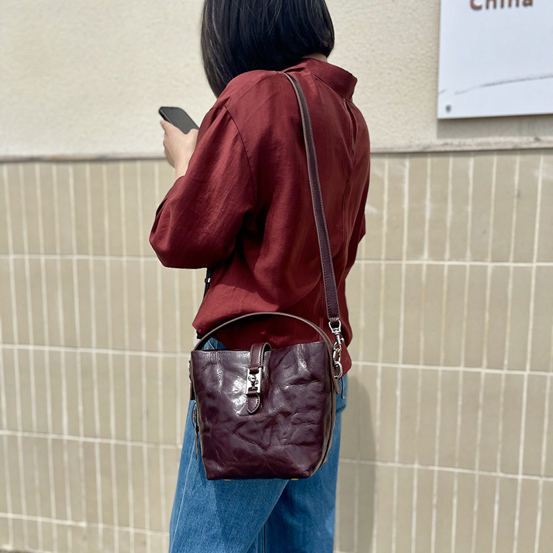 头层植鞣牛皮复古高级感水桶包包2025新款女单肩斜挎包今年流行包,淘宝优惠券,粉丝福利购,淘宝优惠卷