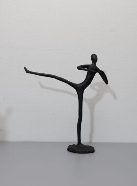 北欧极简轻奢黑色金属人物摆件样板房家居玄关客厅茶几工艺品摆件