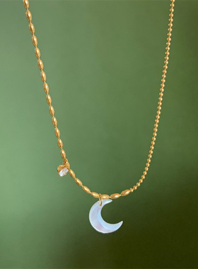 温柔天然贝母月牙闪钻不对称项链