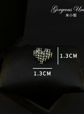 防走光红色爱心领口配饰开衫胸针