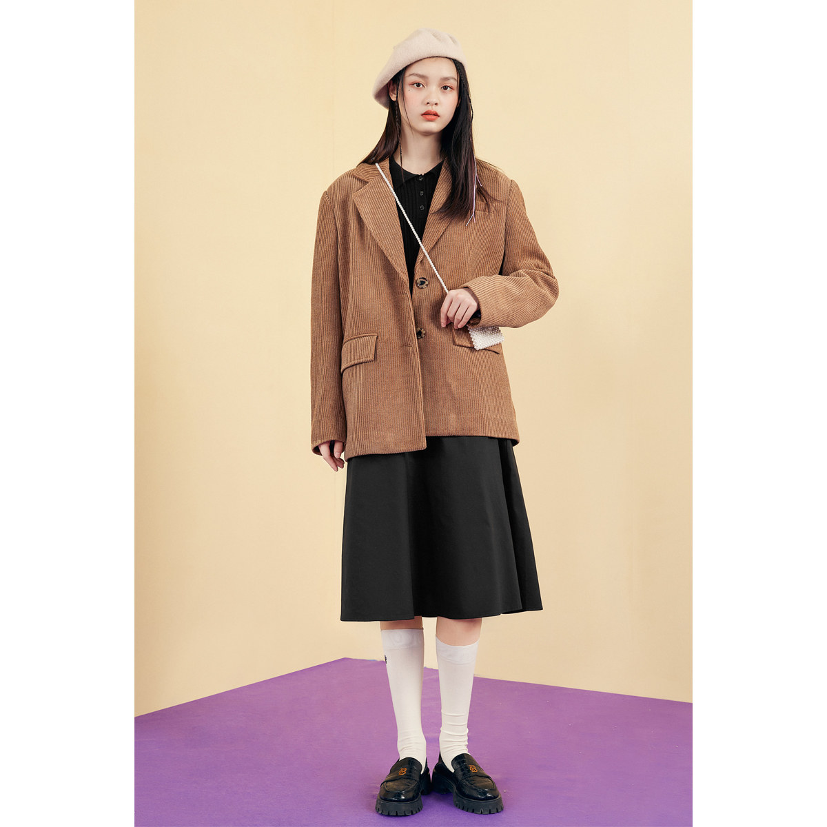 太平鸟黑色polo领收腰压褶连衣裙 太平鸟连衣裙